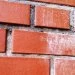 Как удалить солевые разводы с кирпичной кладки: эффективные способы.